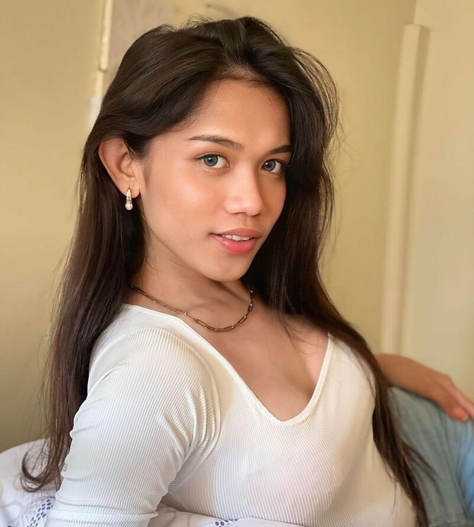 jaleila looks at you with interest